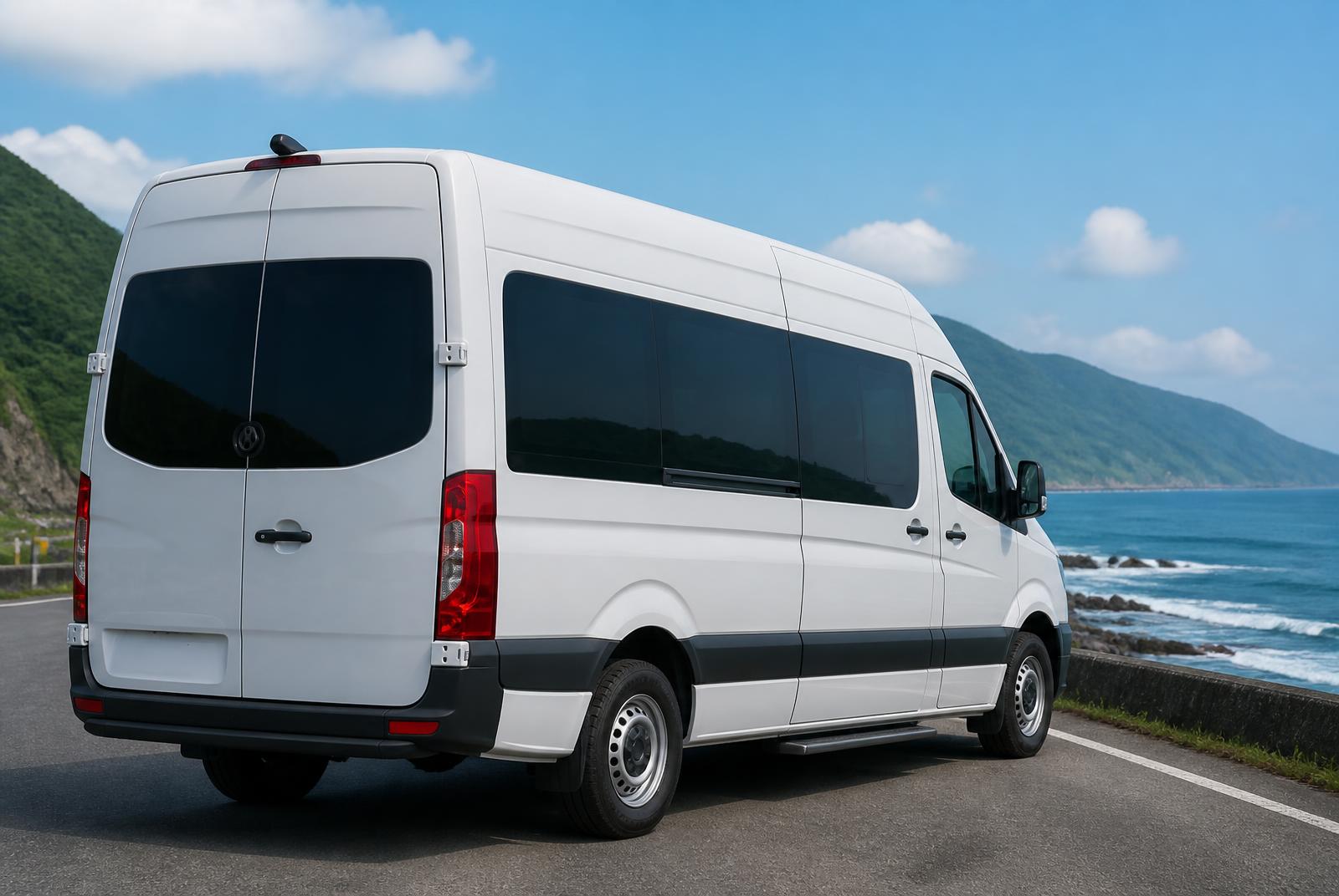 大T保母車（VW Crafter）外觀照片：車尾視角：後開雙門好搬行李，高頂空間一目了然